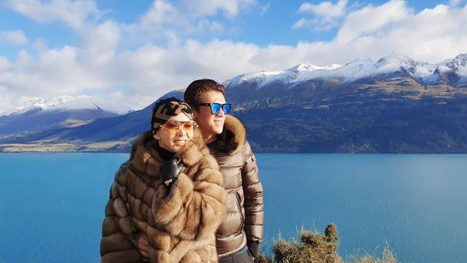 Syahrini dan Reino mengunjungi Lake Wakatipu sebagai salah satu lokasi untuk berlibur. Keduanya pun kompak menggunakan pakaian berwarna coklat. (Liputan6.com/IG/@princessyahrini)