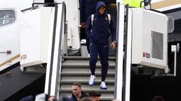 Pemain Timnas Prancis, Kylian Mbappe tiba di Bandara Paderborn Lippstadt, Jerman pada Rabu (12/06/2024) waktu setempat untuk berlaga di Euro 2024. (AFP/Franck Fife)