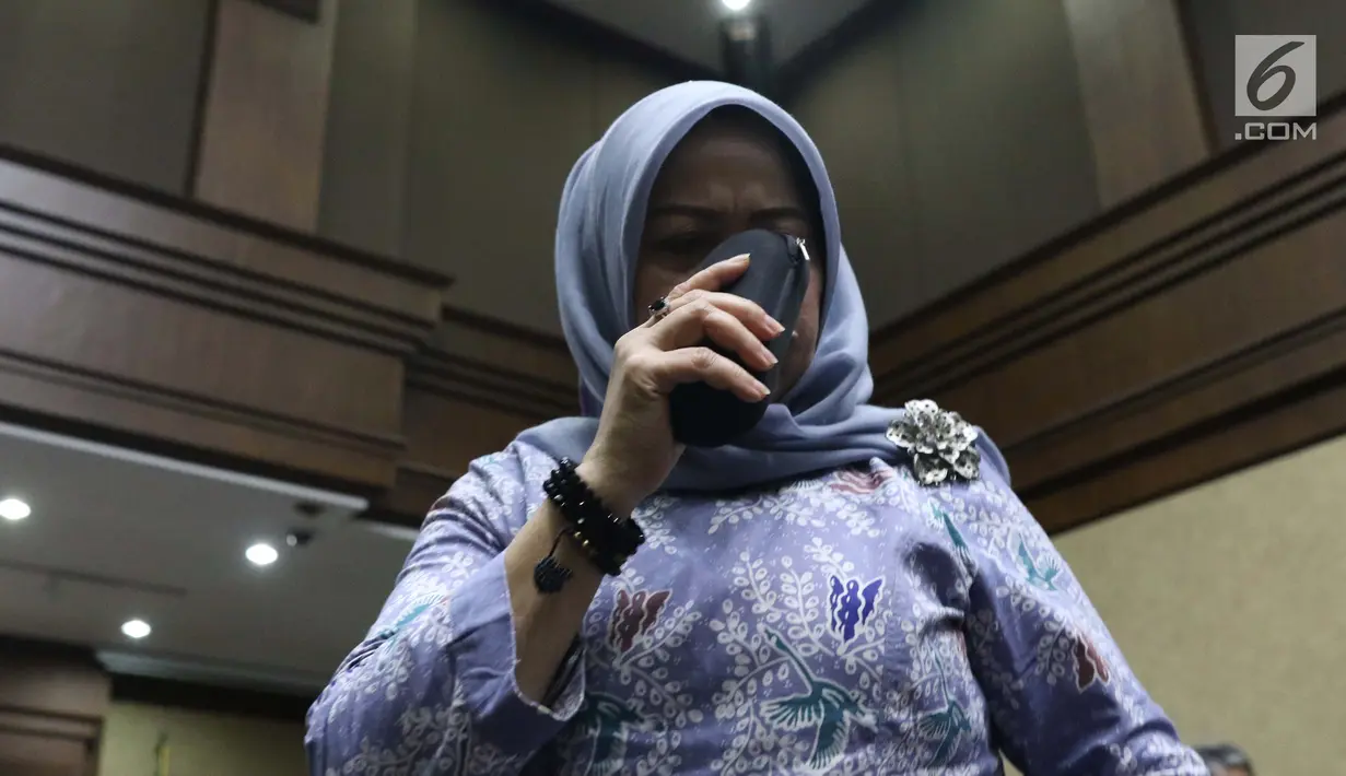 Terdakwa dugaan suap DPRD Sumatera Utara, Tiaisah Ritonga menangis usai menjalani sidang pembacaan putusan di Pengadilan Tipikor, Jakarta, Kamis (14/02). Tiaisah divonis bersalah, dihukum empat tahun dan denda Rp100 juta. (Liputan6.com/Helmi Fithriansyah)