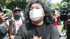 Komedian Marshel Widianto memenuhi panggilan penyidik Ditreskrimsus Polda Metro Jaya, Jakarta, Kamis (7/4/2022). Marshel Widianto menjalani pemeriksaan sebagai saksi terkait pembelian puluhan konten pornografi Gusti Ayu Dewanti alias Dea OnlyFans. (Liputan6.com/Faizal Fanani)