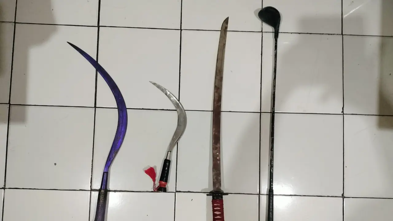 Senjata tajam yang diduga digunakan hendak tawuran oleh belasan remaja di Tangerang. Pihak kepolisian menyita sajam tersebut.
