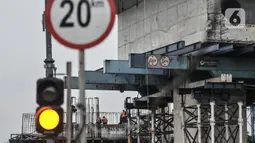 Aktivitas pekerja saat menyelesaikan proyek pembangunan jalan layang atau Flyover Cakung, Jakarta, Kamis (2/7/2020). Proyek flyover berbiaya Rp261 miliar itu ditargetkan rampung Desember 2020 dan diharapkan mampu mengurai titik kemacetan akibat perlintasan sebidang. (merdeka.com/Iqbal S Nugroho)