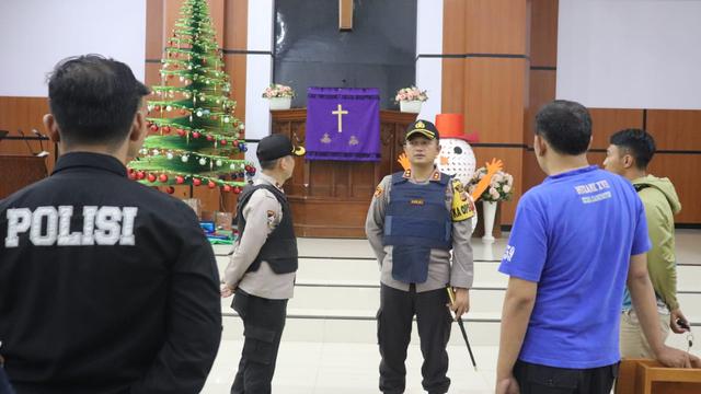 Menjelang Perayaan Natal Polisi Sterilkan Seluruh Gereja Di Garut