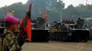 Defile tank amphibi memberikan penghormatan kepada Menhan Ryamizard Ryacudu yang diangkat menjadi warga kehormatan ke-34 di Lapangan Apel Kesatrian Marinir Cilandak, Jakarta, (9/12/2014). (Liputan6.com/Helmi Fithriansyah)