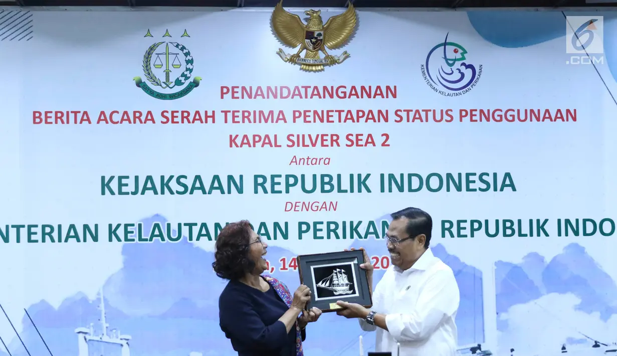 Menteri Kelautan dan Perikanan Susi Pudjiastuti memberikan cenderamata kepada Jaksa Agung HM Prasetyo saat serah terima kapal Silver Sea 2 (SS2) di Jakarta, Kamis (14/2). SS2 merupakan kapal sitaan asal Thailand. (Liputan6.com/Immanuel Antonius)