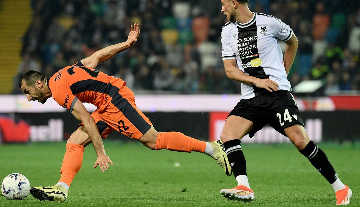 Pemain Inter Milan, Henrikh Mkhitaryan (kiri) berebut bola dengan pemain Udinese, Lazar Samardzic pada laga Liga Italia 2023/2024 di Friuli - Dacia Arena stadium, Udinese, Italia, Selasa (09/04/2024) WIB. (AFP/Filippo Monteforte)