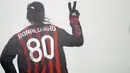 Gaya striker AC Milan, Ronaldinho mengisyaratkan dua gol yang dicetaknya ke gawang Juventus di laga yang digelar di Olimpic Stadium, Turin, 10 Januari 2010. Milan menggulung Juve 3-0. AFP PHOTO / Damien Meyer 