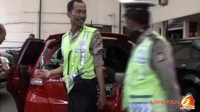 Model Seksi Mabuk, Tabrak Pengguna Jalan