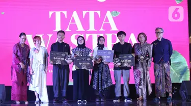 Para pemenang Tata Wastra "Announcement Winner Competition" saat menerima hadiah
dalam acara Cita dan Cipta 2024 yang diadakan Liputan6.com x Fimela di Hotel Shangri-La Jakarta, Rabu (31/7/2024) malam. (Liputan6.com/Angga Yuniar)