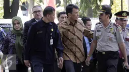 Gubernur Sumatera Utara Gatot Pujo Nugroho bersama istrinya, Evy Susanti memenuhi panggilan penyidik KPK, Jakarta, Senin (3/8/2015) Gatot diperiksa sebagai tersangka kasus dugaan suap hakim PTUN Medan. (Liputan6.com/Helmi Afandi)