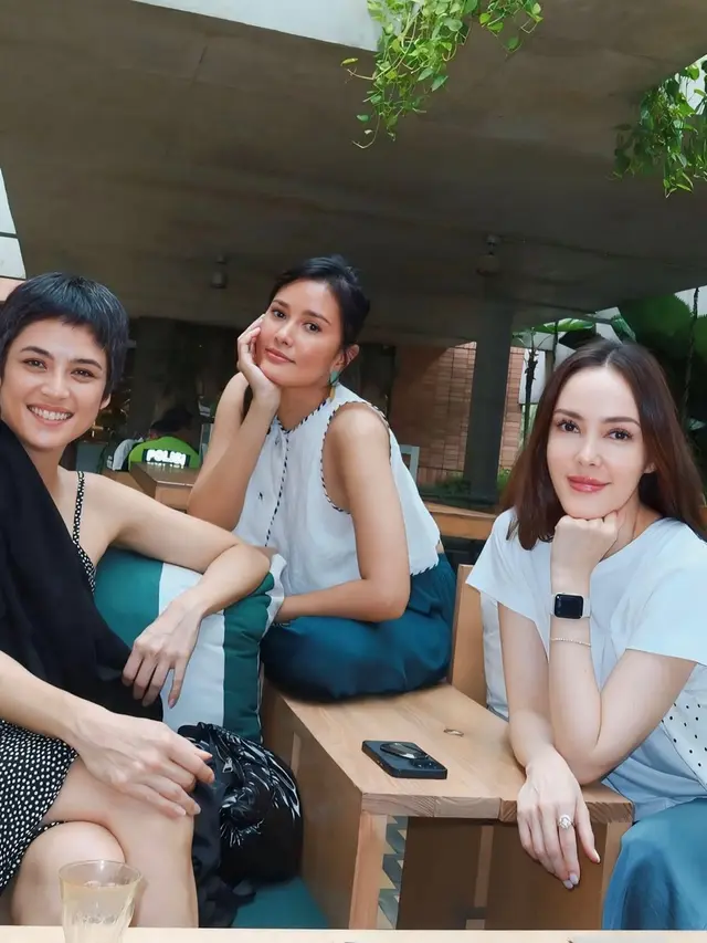 6 Potret Titi Radjo Nongkrong Bareng Cathy Sharon & Mariana Renata, Pesona Memukau
