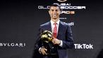 Striker Juventus, Cristiano Ronaldo, berpose saat ajang Globe Soccer Award 2020 di Dubai, Minggu (27/12/2020). CR7 meraih penghargaan sebagai pemain terbaik abad ini setelah berhasil mengungguli Lionel Messi. (Fabio Ferrari/La Presse/AP)