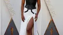Aktris Kerry Washington memilih gaun putih dengan atasan dari kulit ketika berpose di red carpet Piala Oscar 2016 di Hollywood, California, Minggu (28/2). (REUTERS/ Lucy Nicholson)