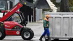 Hewan unggas mati berada di sekop sebuah wheel loader dibuang ke dalam kontainer setelah hewan-hewan tersebut dipotong di sebuah peternakan di Neutrebbin, Jerman, pada Senin 27 Oktober 2025, di tengah wabah flu burung yang meluas. (RALF HIRSCHBERGER/AFP)
