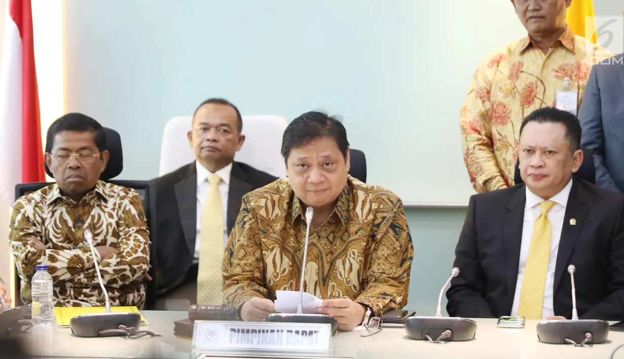Ketum Partai Golkar Airlangga Hartarto (tengah) bersama Bambang Soesatyo (kiri) dan sekjen Golkar saat memberikan keterangan perihal ketua DPR RI di Gedung DPR, Jakarta, Senin (15/1). (Liputan6.com/Angga Yuniar)