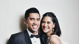 Meskipun sang suami bukan dari dunia hiburan, Indra tetap setia menemani Dian diberbagai kesempatan. (Liputan6.com/IG/therealdisastr)