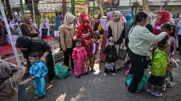 Pemberian vaksin Campak-Rubella sangat efektif melindungi anak dari komplikasi serius seperti pneumonia, infeksi otak, dan cacat lahir (sindrom rubella kongenital). Tampak dalam foto, para ibu dan anak-anak mereka menunggu giliran untuk menerima vaksin Campak-Rubella sebagai bagian dari program kesehatan pemerintah untuk memerangi penyakit anak di Surabaya, Jawa Timur pada Rabu 6 Mei 2026. (JUNI KRISWANTO/AFP)
