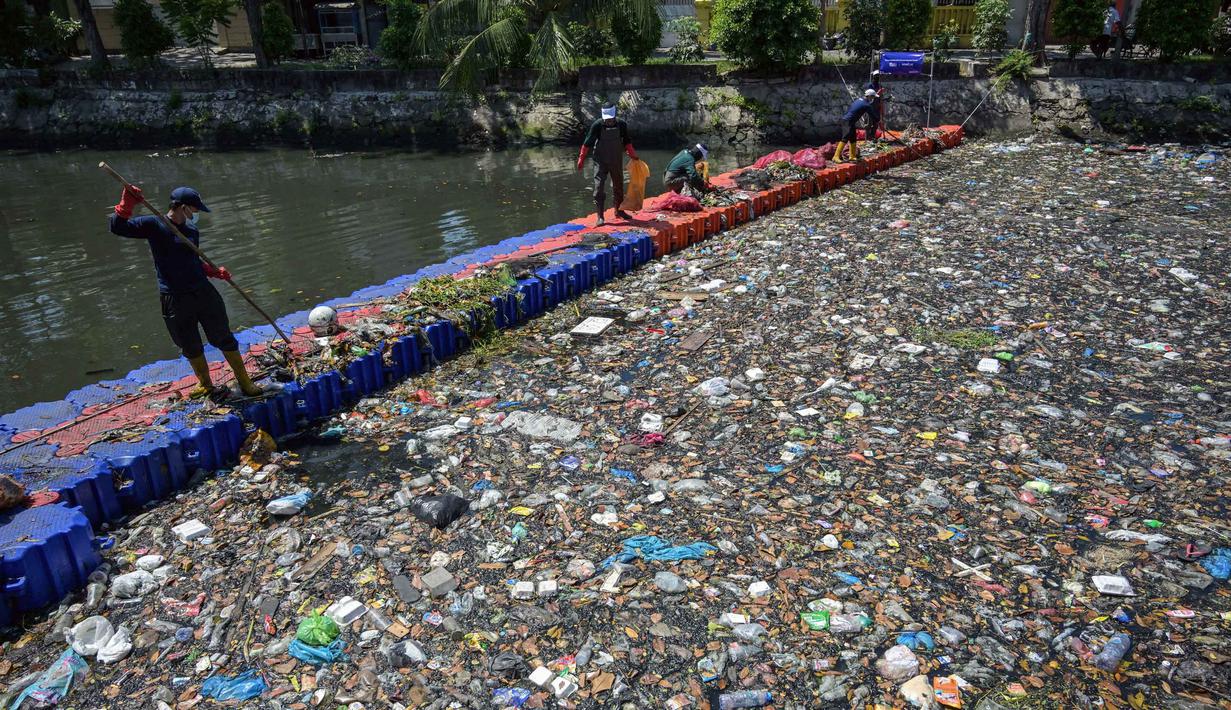 Gerakan ini menjadi bagian dari upaya mewujudkan Kali Tebu Moncer. Tampak dalam foto, aktivis dari Ecoton (Ecological Observation and Wetlands Conservation) bersama pekerja dari Dinas Lingkungan Hidup Pemerintah Kota Surabaya, Jawa Timur, membersihkan sampah dari Sungai Kali Tebu, pada Senin 11 Mei 2026. (JUNI KRISWANTO/AFP)