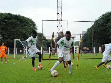 Jelang melawan Persib Bandung pada laga pembuka ISL 2015, Persipura Jayapura melakukan latihan di Lapangan C Senayan, Jakarta, Senin (16/2/2015). (Liputan6.com/Helmi Fithriansyah)