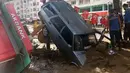 Orang-orang bekerja di area yang terdampak banjir di Provinsi Giresun, kawasan Laut Hitam, Turki (23/8/2020). Banjir yang melanda Giresun pada Minggu (23/8) menewaskan enam orang, termasuk dua personel Gendarmerie, demikian dilaporkan kantor berita semiresmi Turki Anadolu Agency. (Xinhua)
