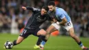 Tampil di hadapan publik sendiri, Manchester City langsung menekan sejak menit awal pertandingan. Laga kedua tim berlangsung ketat dan sengit. Tampak dalam foto, penyerang Real Madrid asal Maroko, Brahim Diaz (kiri) berebut bola dengan bek Manchester City asal Aljazair, Rayan Ait-Nouri, saat pertandingan leg kedua 16 besar Liga Champions 2025/2026 di Etihad Stadium, barat laut Inggris, pada Selasa 17 Maret 2026 waktu setempat atau Rabu (18/3) dini hari WIB. (Oli SCARFF/AFP)