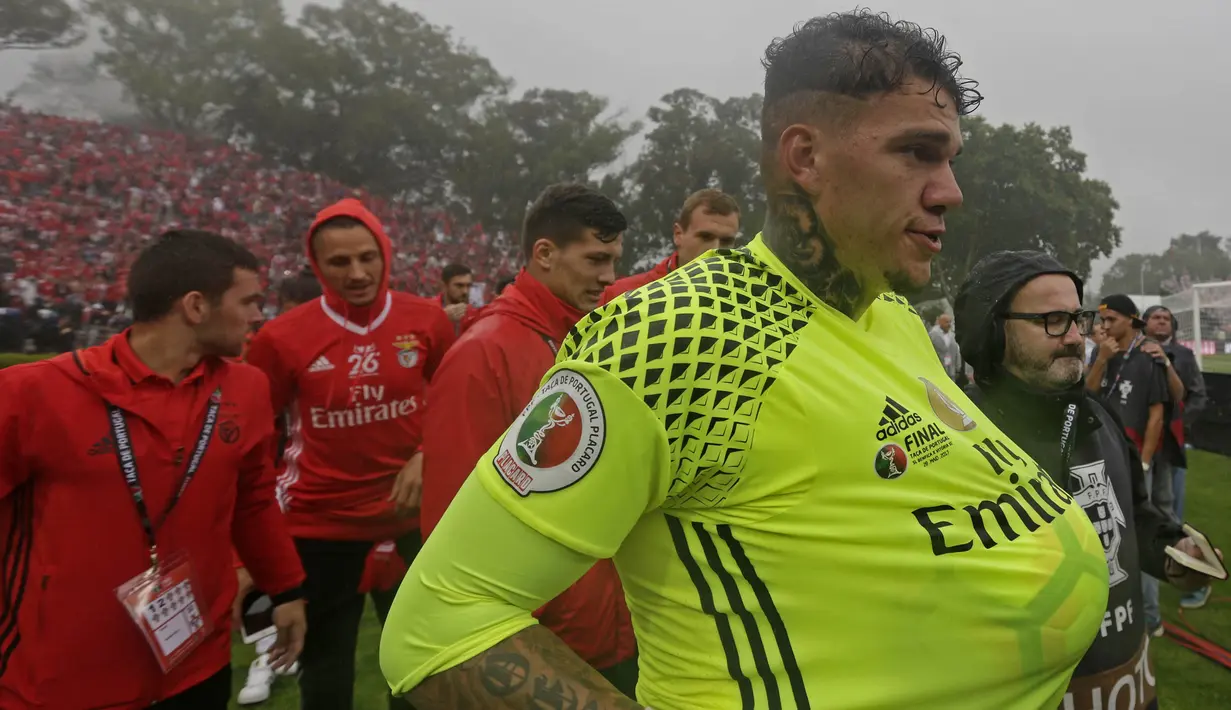 Kiper Benfica, Ederson Moraes, merayakan keberhasilan meraih gelar Piala Portugal usai mengalahkan Victoria SC di Stadion Jamor, Oeiras, Minggu (28/5/2017). (AFP/Jose Manuel Ribeiro)