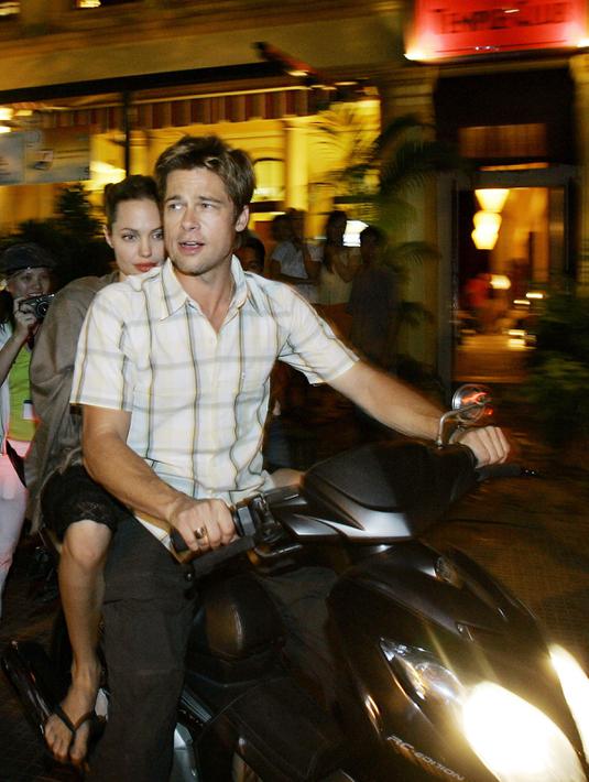 Pasangan seleb Angelina Jolie dan Brad Pitt meninggalkan sebuah restoran usai menikmati makan malam di pusat kota Ho Chi Minh, Vietnam, 23 November 2006. Angelina Jolie meminta hak asuh enam anak—tiga anak angkat dan tiga anak kandung. (AFP PHOTO / STR)