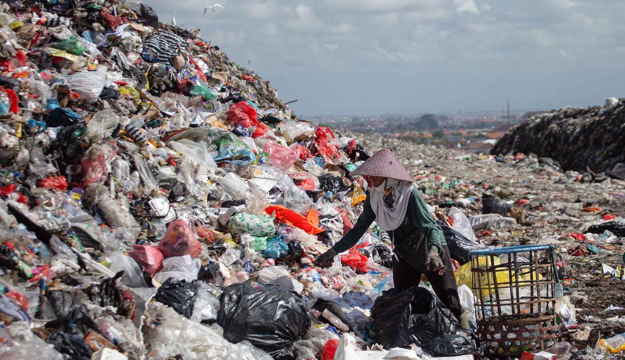 Berdasar kebijakan ini, Pemprov Bali akan mendorong warga untuk mengelola sampah organik seperti sisa makanan, sampah dapur, daun, ranting, hingga sampah upakara agar dapat dikelola melalui metode yang sederhana dan aplikatif. Tampak dalam foto, seorang pekerja memungut material plastik di Tempat Pembuangan Akhir (TPA) Sampah Suwung, Denpasar, Bali, pada Rabu 2 April 2026. (Lana Priatna/AFP)