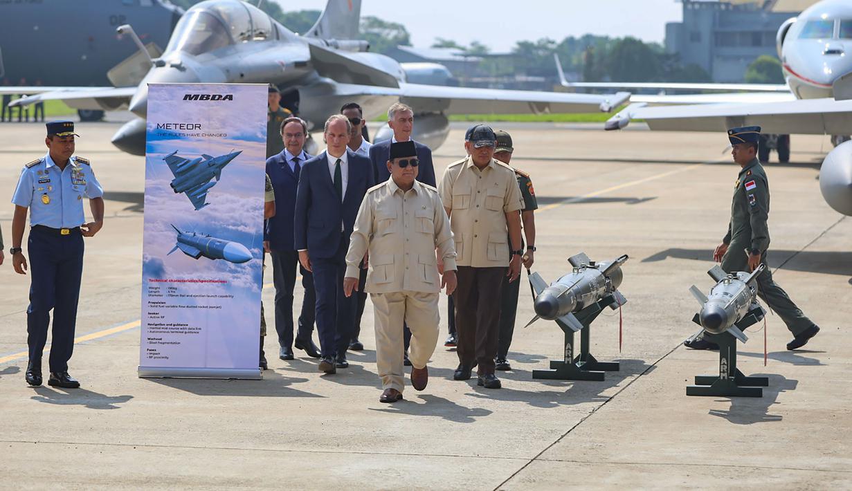 Presiden Prabowo Subianto (tengah) saat menyerahkan sejumlah Alat Utama Sistem Senjata (Alutsista) strategis ke TNI di Pangkalan Udara (Lanud) Halim Perdanakusuma, Jakarta, Senin (18/5/2026). (merdeka.com/Arie Basuki)