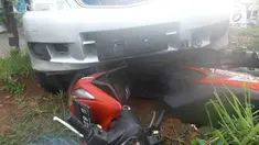 Polisi menembak dua dari tiga pelaku pembobolan bank di Tangerang Selatan.