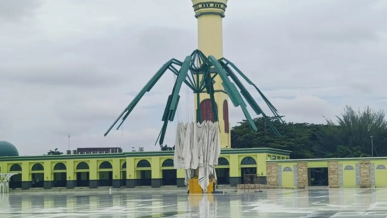 Kondisi salah satu payung elektrik di Masjid An-Nur Pekanbaru yang rusak karena dampak cuaca buruk.