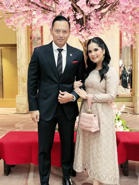 Dampingi AHY yang jadi Guest of Honor, Annisa Pohan terlihat anggun dalam busana bernuansa monokrom [@agusyudhoyono]