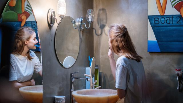 Ilustrasi menyikat gigi