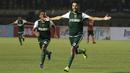 Striker Persebaya Surabaya, Manuchehr Jalilov, merayakan gol yang dicetaknya ke gawang Perseru Serui pada laga Piala Presiden 2019 di Stadion Si Jalak Harupat, Bandung, Sabtu (2/3). Persebaya menang 3-2 atas Perseru. (Bola.com/Yoppy Renato)