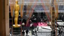 Pekerja saat mengatur area kedatangan di luar Teater Dolby selama persiapan untuk 88 Academy Awards di Hollywood, California (24/2). Piala Oscar akan digelar pada 28 Februari 2016. (REUTERS/Mario Anzuoni)