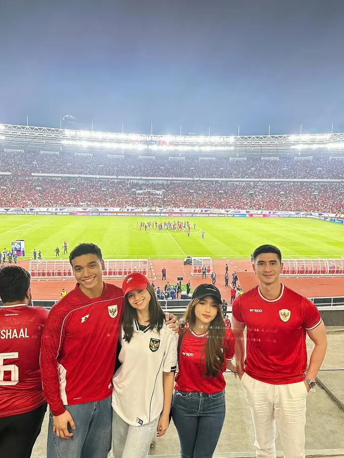 Duduk di Kursi VIP, Gaya Double Date Fuji An-Verrel Bramasta dan Fadly Faisal-Maudy Effrosina Nonton Timnas Indonesia VS Bahrain