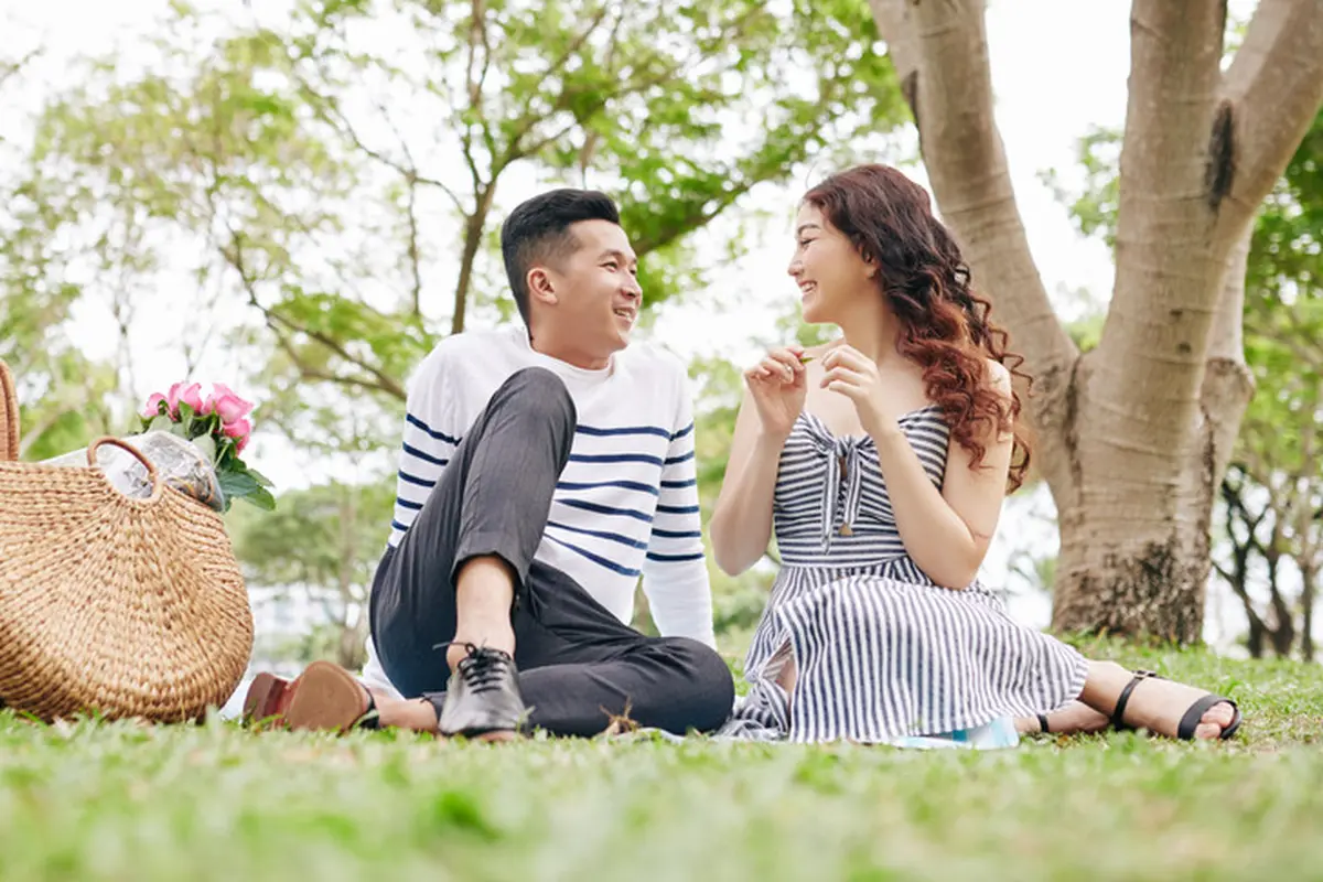 couple kencan bahagia