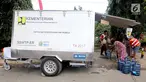 Sebuah mobil instalasi pengolahan air Kementerian PUPR mendistribusikan air untuk kebutuhan pengungsi korban gempa dan tsunami Palu di halaman kantor Wali Kota Palu, Sulawesi Tengah, Senin (8/10). (Liputan6.com/Fery Pradolo)