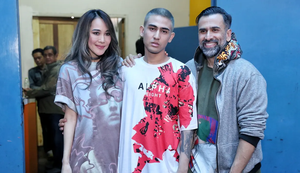 Kembalinya anak bersama dengan keluarga disambut gembira oleh Jeremy Thomas dan keluarga. Seperti diketahui, Axel Matthew belum lama ini terlibat dalam penyalahgunaan narkoba dan harus menjalani hukuman. (Adrian Putra/Bintang.com)