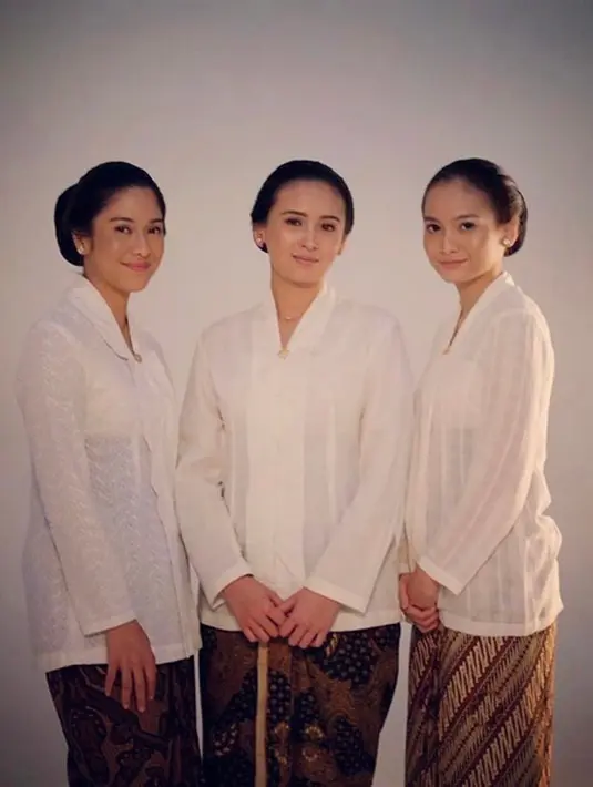 Pemeran Dian Sastrowardoyo terpilih menjadi pemeran tokoh emansipasi wanita asal Jepara, RA. Kartini. Meski ada darah dalam tubuhnya, Dian mengaku banyak yang asing dengan budaya Jawa yang diterapkan dalam film Kartini. (Instagram/ legacy.pictures)