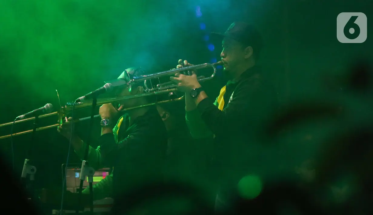 Penampilan band Souljah saat Jakarta Fair atau yang lebih dikenal dengan Pekan Raya Jakarta (PRJ) 2022 di Arena Jakarta International Expo, Kemayoran, Jakarta Pusat, Selasa (21/6/2022). Souljah adalah band musik reggae dan ska Jamaika yang berdiri sejak tahun 1998 dengan nama awal Arigato. (Liputan6.com/Herman Zakharia)