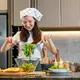 Ilustrasi perempuan memasak di dapur. (c) snowing/Depositphotos