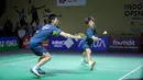 Pebulu tangkis ganda putra Chinese Taipei, Lee Jhe-Huei/Yang Po-Hsuan berusaha mengembalikan kok ke arah pasangan Indonesia, Sabar Karyaman Gutama/Moh Reza Pahlevi pada babak perempat final Indonesia Open 2024 di Istora Senayan, Jakarta, Sabtu (07/06/2024). (Bola.com/Bagaskara Lazuardi)