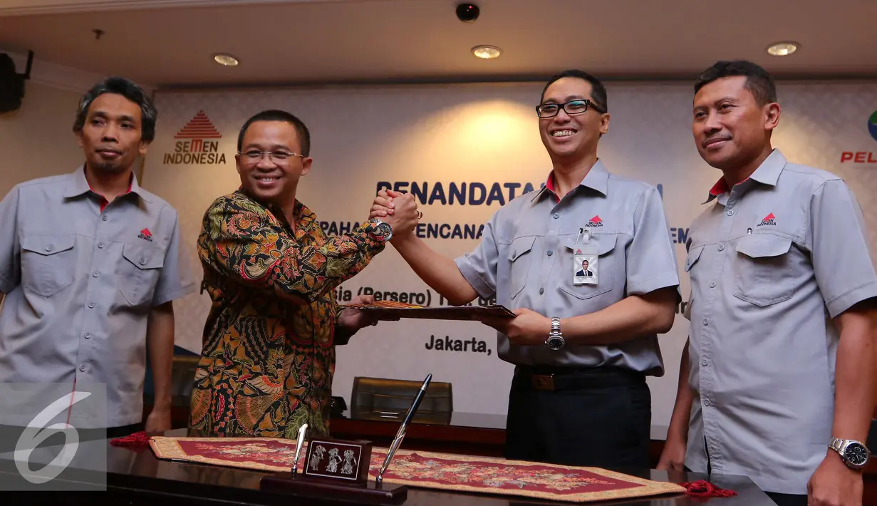 Dirut Pelindo 1 Bambang Eka Cahyana (kedua kiri) berjabat tangan dengan Dirut Semen Indonesia Rizkan Chandra usai menandatangani nota kesepahaman di Jakarta, Kamis (30/6). (Liputan6.com/Angga Yuniar)