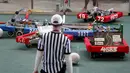 Seorang Wasit memantau jalanya pertandingan bola antara dua tim dalam kompetisi robot San Diego Regional FIRST Robotics di Del Mar, California (4/3). Kompetisi tahunan San Diego ke-10 ini diikuti oleh puluhan tim dari SMA di AS. (REUTERS / Mike Blake)