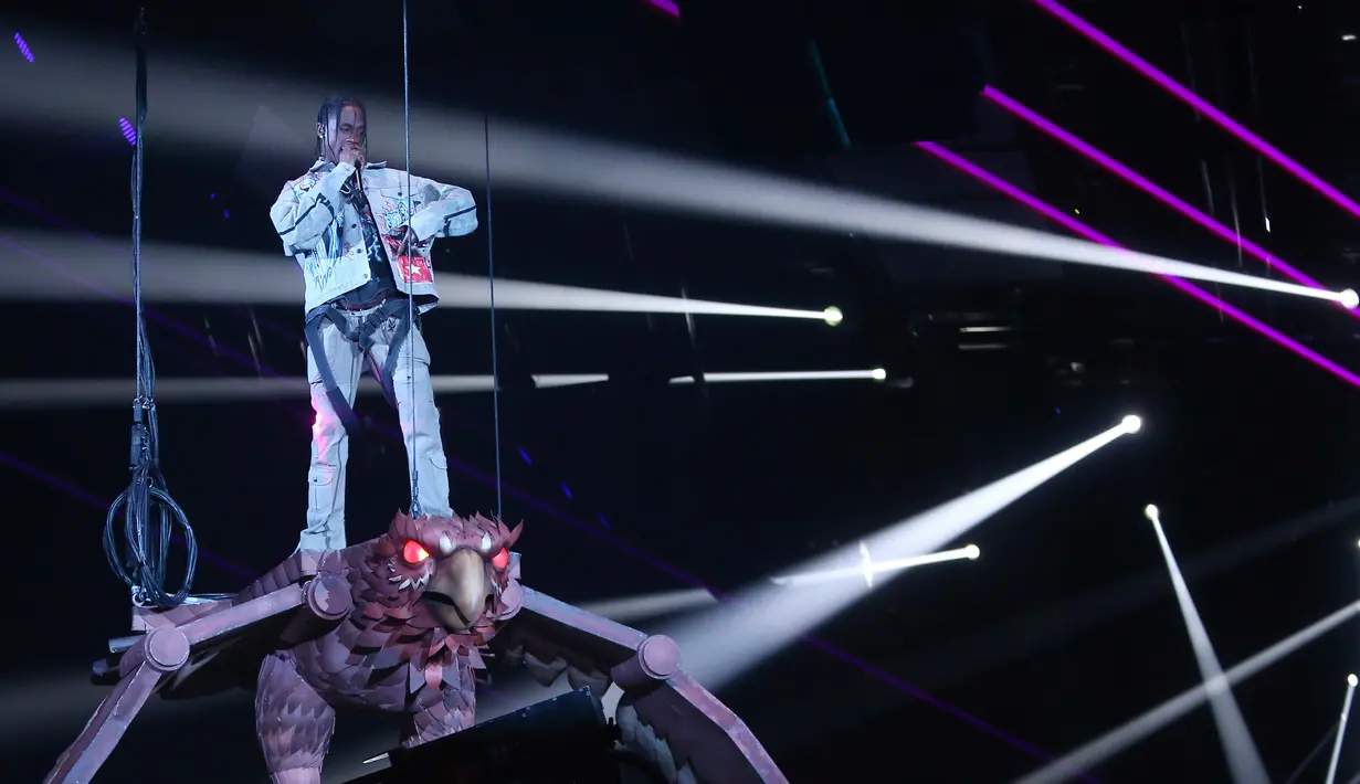 Rapper Travis Scott tampil di panggung di MTV European Music Awards 2017 di London, Minggu (12/11). Travis Scott terlihat menaiki replika atau robot burung saat tampil di MTV European Music Awards 2017. (Joel Ryan/Invision/AP)