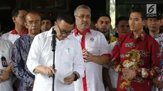 Menpora Imam Nahrawi (kedua kiri) saat menyampaikan keterangan terkait pengunduran dirinya dari jabatan Menteri Pemuda dan Olahraga di Gedung Kemenpora, Jakarta, Kamis (19/9/2019). Sebelumnya, KPK menetapkan Imam Nahrawi sebagai tersangka kasus suap dana hibah KONI. (Liputan6.com/Helmi Fithriansyah)