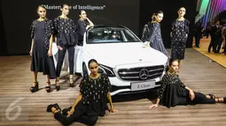 Model berpose di depan mobil Mercedez Benz All New E Class  saat peluncuran tujuh mobil terbaru Mercedes Benz di Gaikindo Indonesia International Auto Show (GIIAS), ICE BSD, Tangsel, Kamis (11/8). (Liputan6.com/Fery Pradolo)