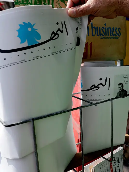 Surat kabar terkemuka Lebanon, An-Nahar, terbit dengan halaman kosong tanpa berita di sebuah kios koran di Beirut, Kamis (11/10). Hal itu dilakukan sebagai protes atas situasi politik negeri yang tak kunjung membentuk pemerintahan baru. (AFP/JOSEPH EID)