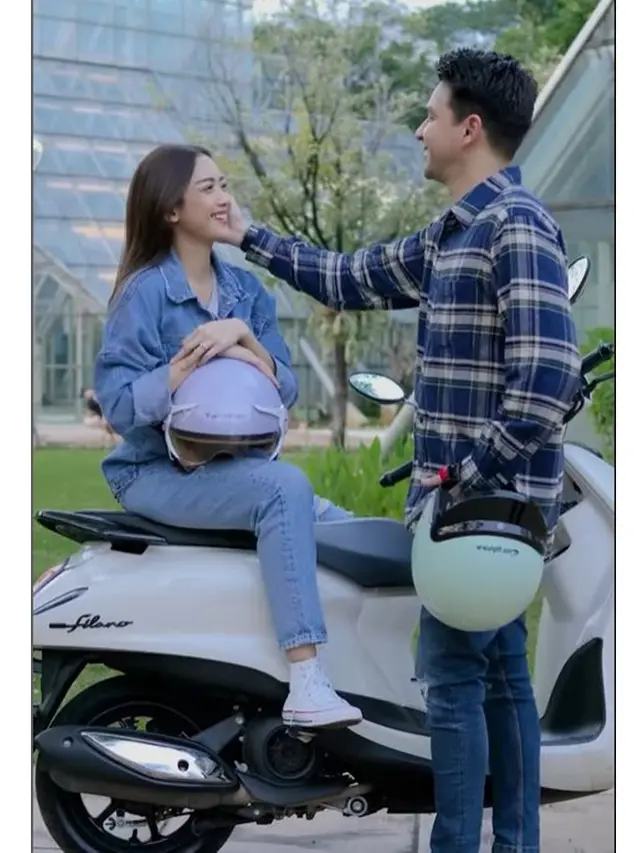 6 Potret Jonathan Frizzy Bintangi Iklan Helm, Bonceng Mesra Ririn Dwi Ariyanti
